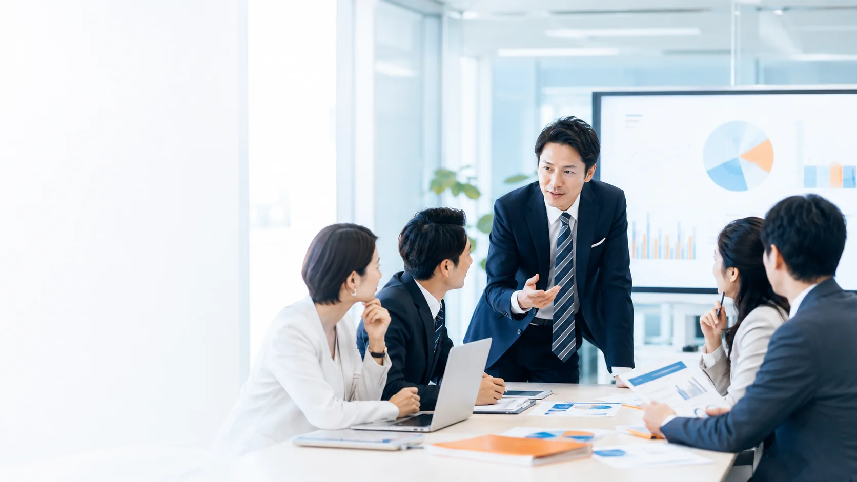 関係者が集まり、資料を前に議論を進めている様子のイメージ